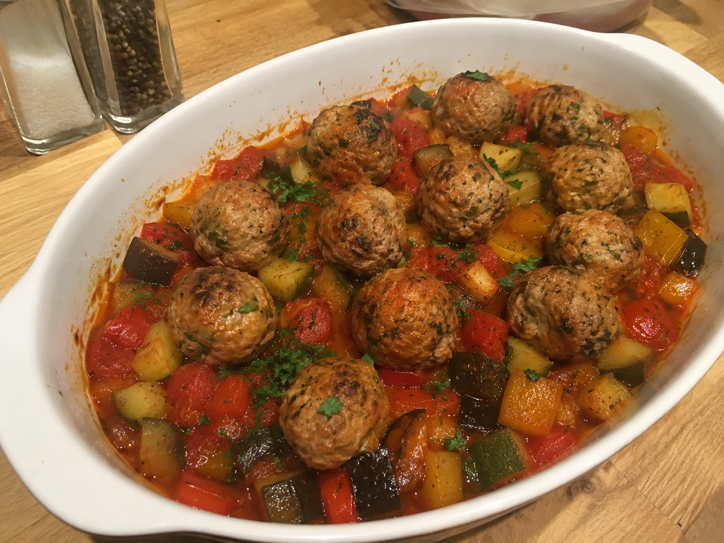 Krůtí masové kuličky na zeleninovém ratatouille